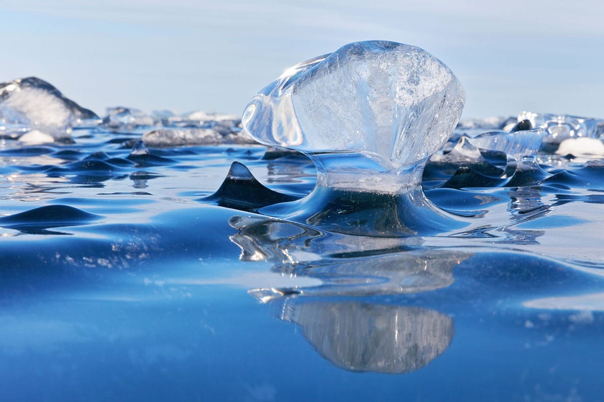 mise en forme de la surface du lac Baïkal par le vent, la sublimation, la fusion et le regel.