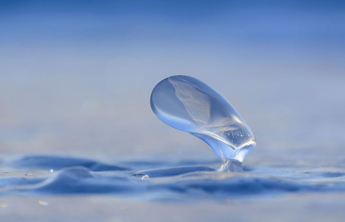  Un tout petit peu de glace transparente soulevée à la surface du lac