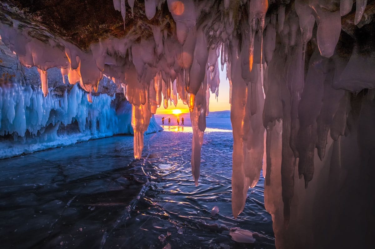 Les formations de glaces incroyables du lac Baïkal en hiver 7 Coucher de soleil vu de l'intérieur d'une grotte de glace sur l'île d'Olkhon au lac Baikal