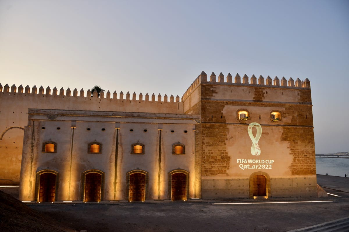  Le logo officiel de la Coupe du Monde de la FIFA, Qatar 2022, projeté sur les murs de la Kasbah Udayas