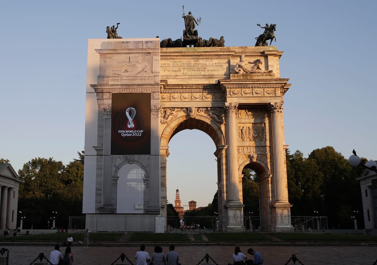 Le logo de la Coupe du monde Qatar 2022 est affiché à l'Arc de la Paix ou à l'Arco della Pace à Milan, en Italie.