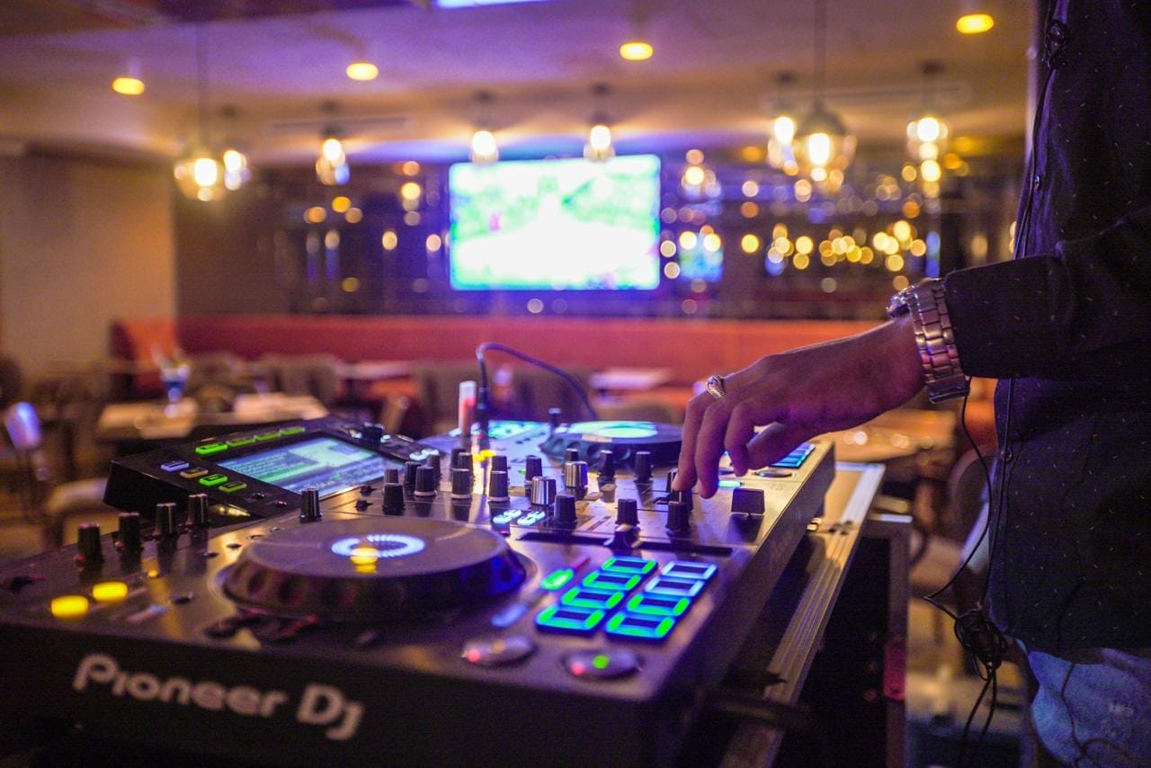 DJ