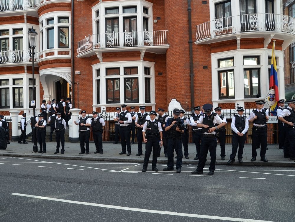 La police arrête Julian Assange à l'ambassade d’équateur à Londres 2 julian assange wikileaks arrestation