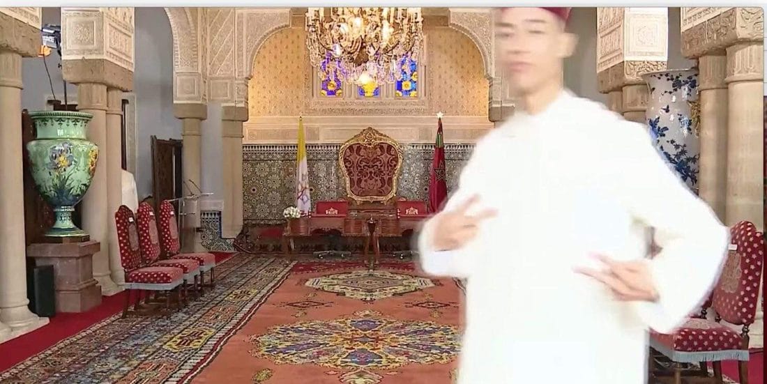 Moulay El Hassan très décontracté au Palais royal 2 Moulay El Hassan signant un geste cool face