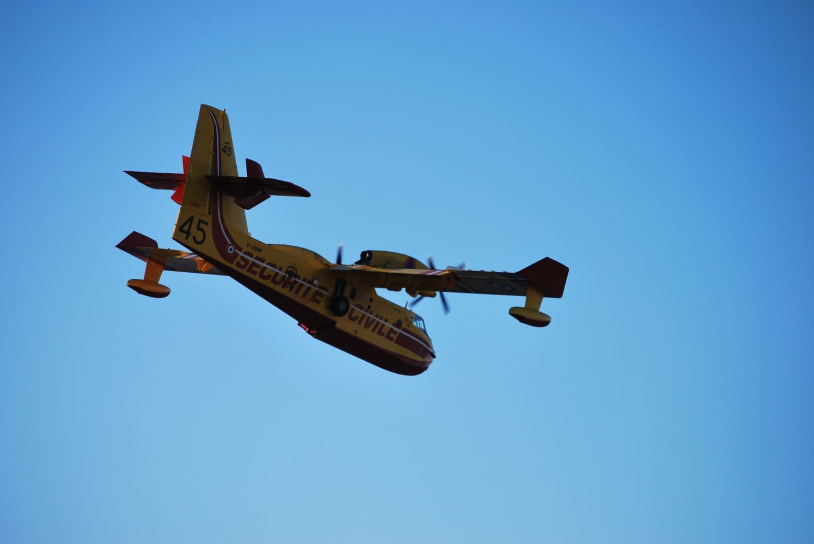 des canadairs debarquent au centre ville de Kénitra