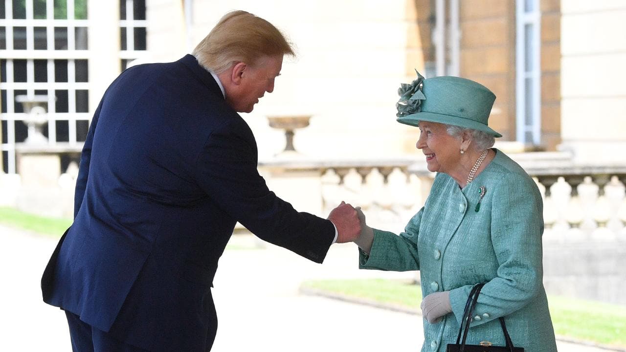 La reine Élisabeth II accueille Trump au palais de buckingham