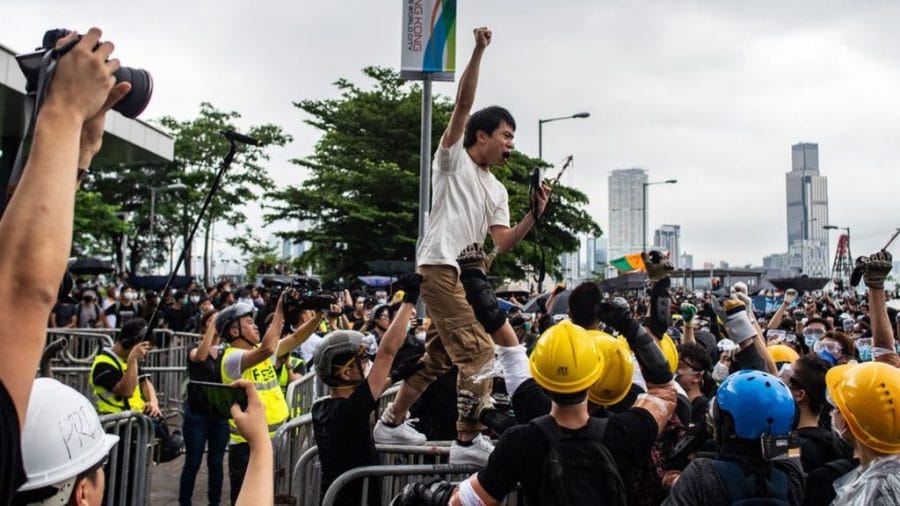 Escalade des affrontements entre protestants et police à Hong Kong 2 Escalade des affrontements entre protestants et police à Hong Kong