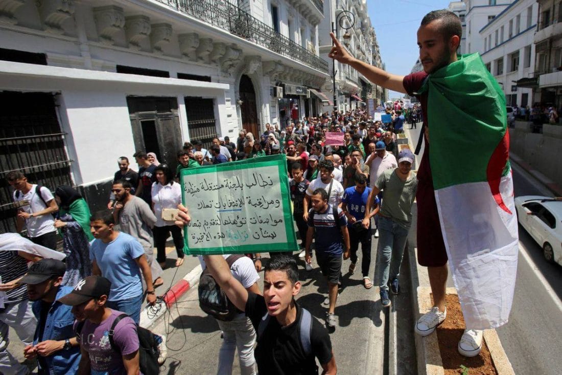Plusieurs personnes manifestent en Algérie malgré les arrestations 2 Manifs en Algérie