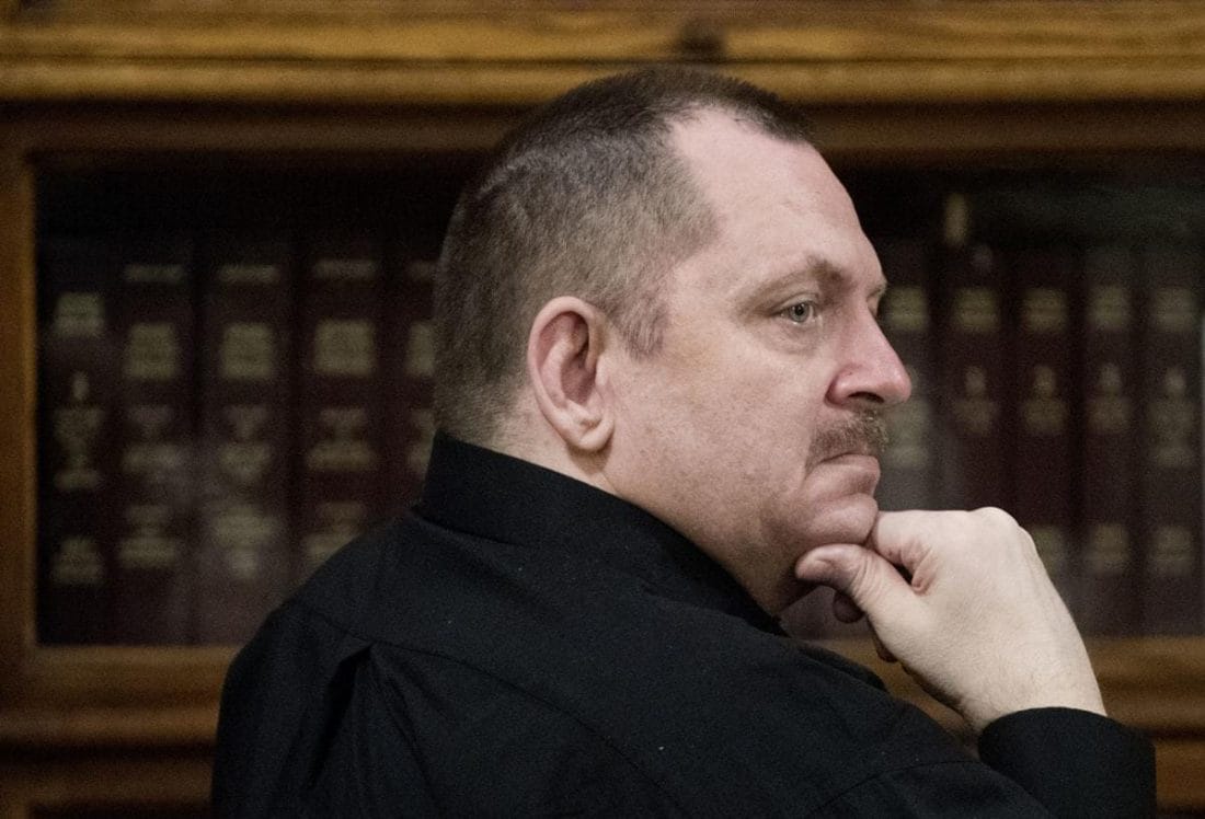 Accusé de meurtre, il se tranche la gorge en plein procès 2 5d0979febf734