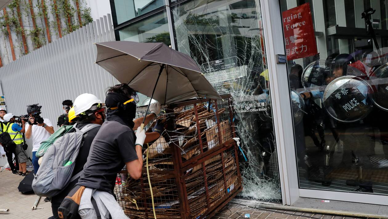 f86338aae9314c12ff1a5d810e94624d-hong-kong-des-manifestants-tentent-de-penetrer-dans-le-parlement