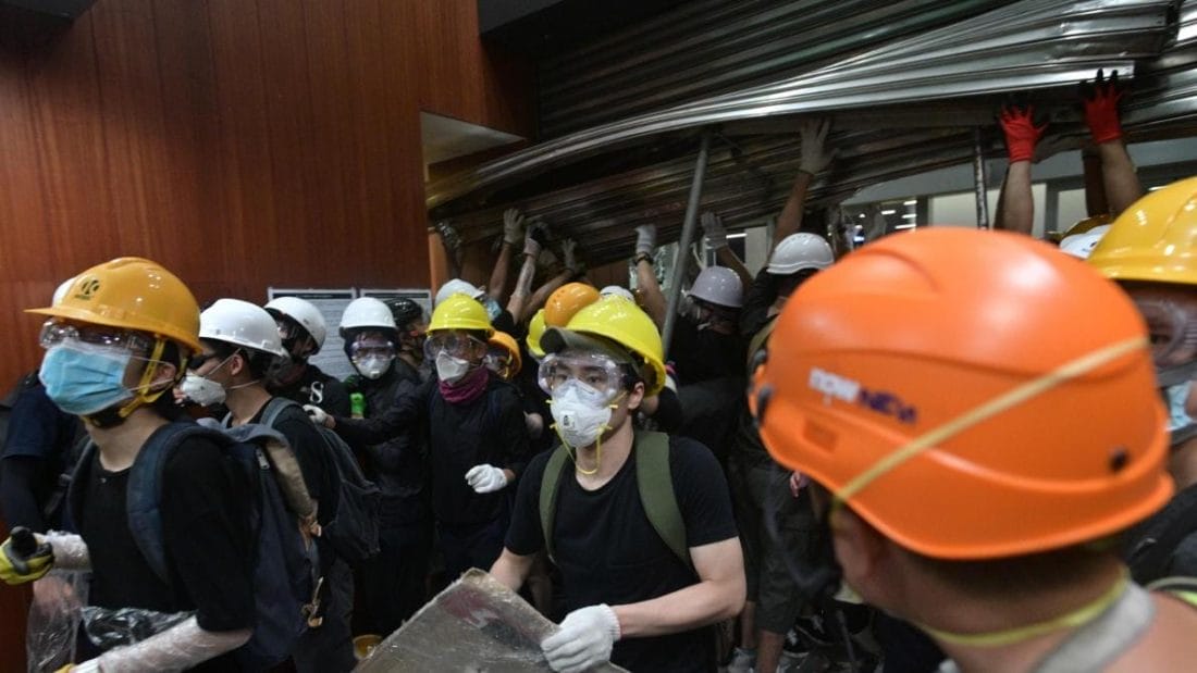 Hong Kong : les manifestants ont été forcés de libérer le parlement 2 B9720126115Z