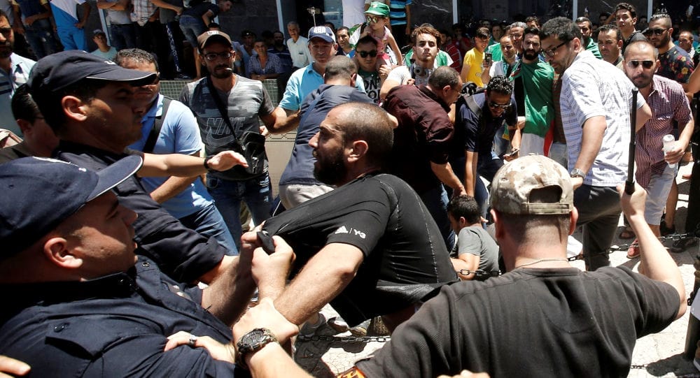En Algérie, les manifestants sont matraqués 2 1041612625