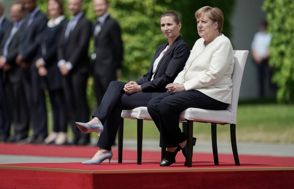 Violation du protocole Merkel accueille assise, son homologue danoise (1)