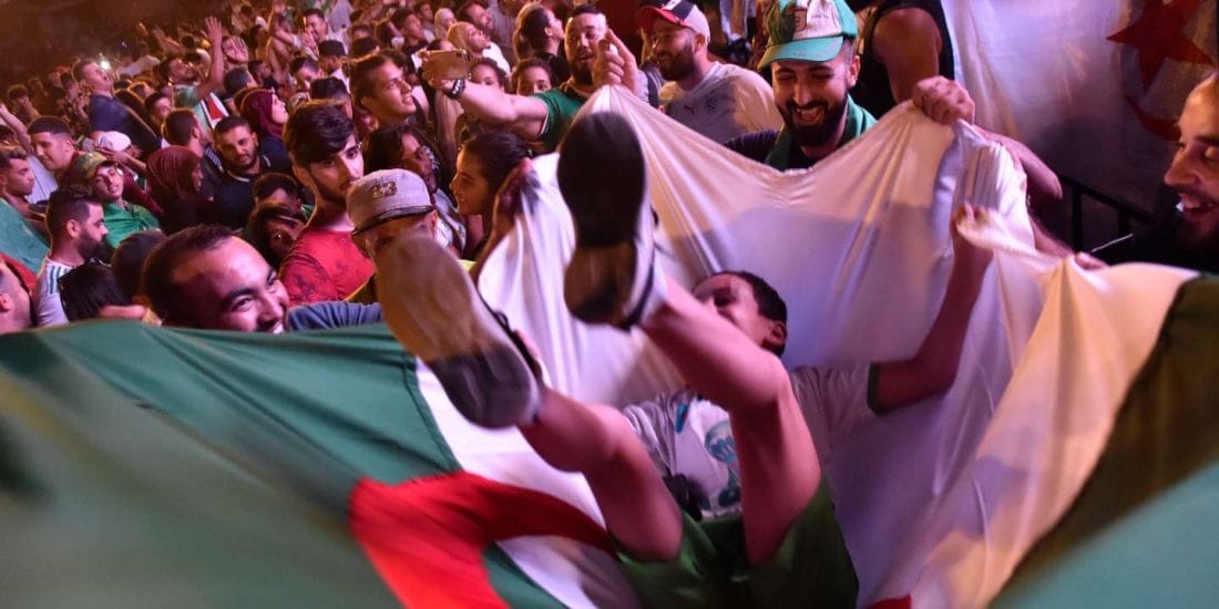 Les Marocains et les Algériens célèbrent la victoire à la frontière 2 3f47c3a_BIR-VJKvmzvhftD12iODbGL_