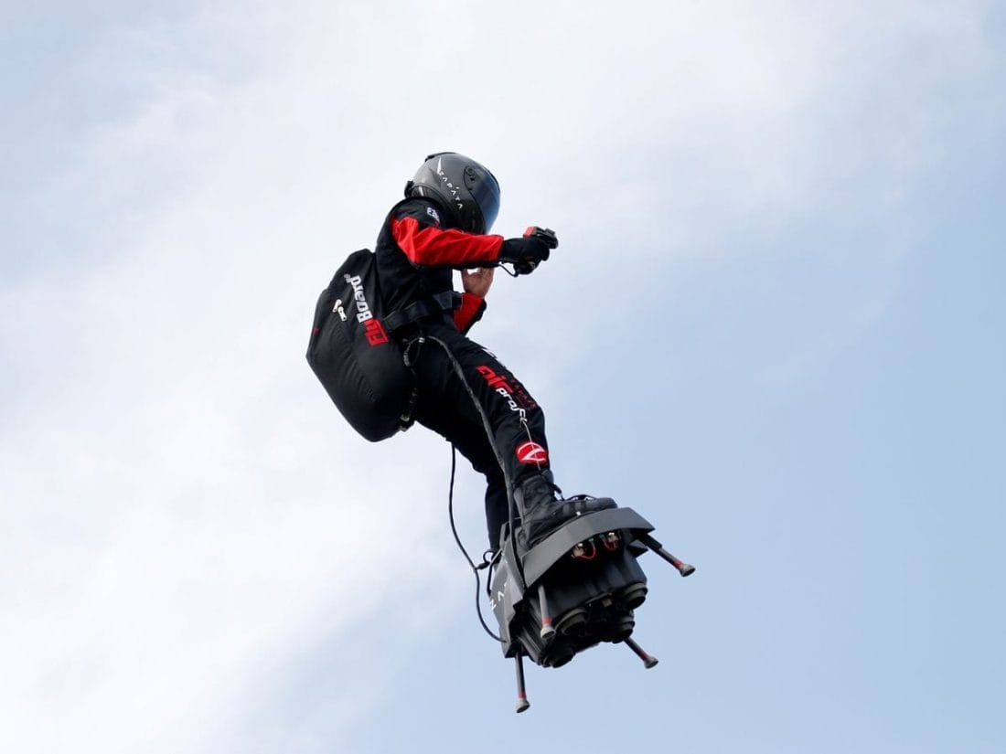 Zapata échoue dans sa tentative de traverser la Manche sur Flyboard 2 0_French-inventor-Franky-Zapata-lands-on-a-Flyboard-during-a-demonstration-as-he-prepares-to-cross-the