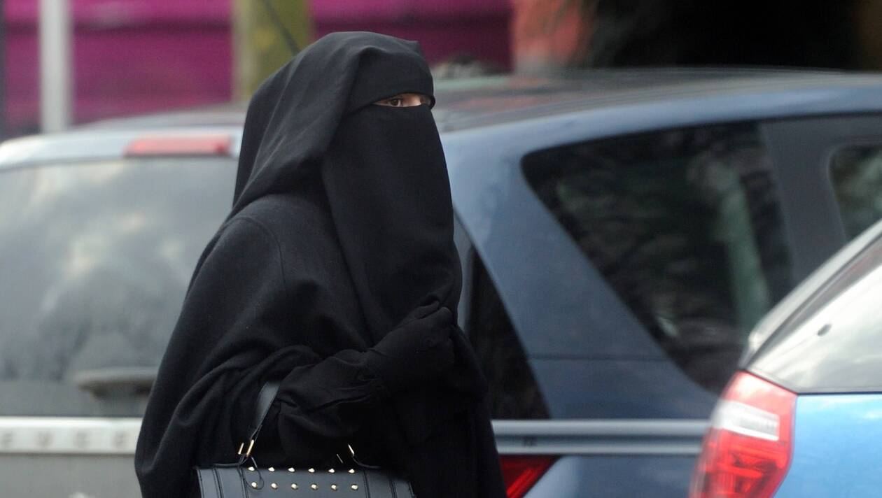 4fad0f61d68df26bf44f6057b0ca1014-pays-bas-debut-de-l-interdiction-de-la-burqa-dans-les-espaces-publics