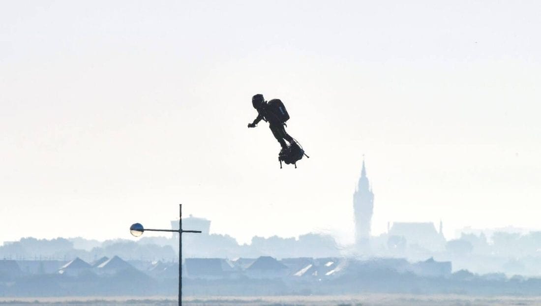 Franky Zapata traverse avec succès la manche 2 bcab51d7c98dc5818fe4c48d81dc0a64-videos-franky-zapata-reussi-l-exploit-de-traverser-la-manche-en-volant-sur-son-flyboard_0