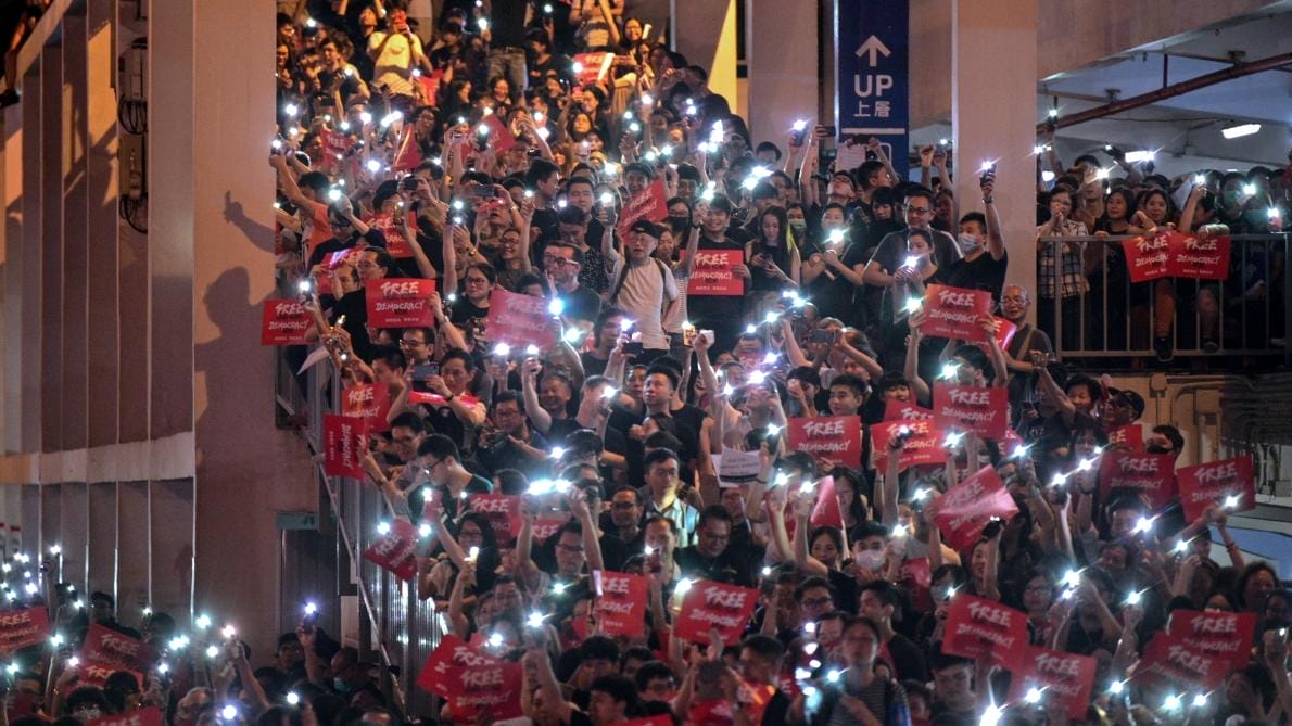 Hong Kong fait face à sa première crise depuis 1997