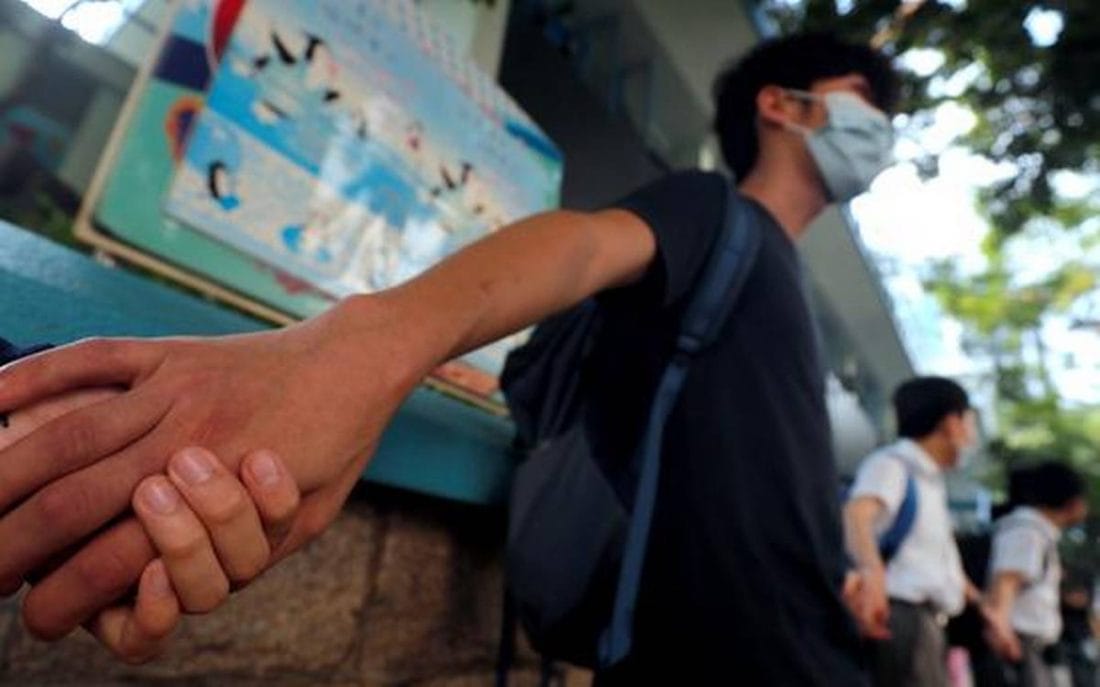 Hong Kong : des milliers de lycéens forment des chaînes humaines 2 HONGKONG-PROTESTS