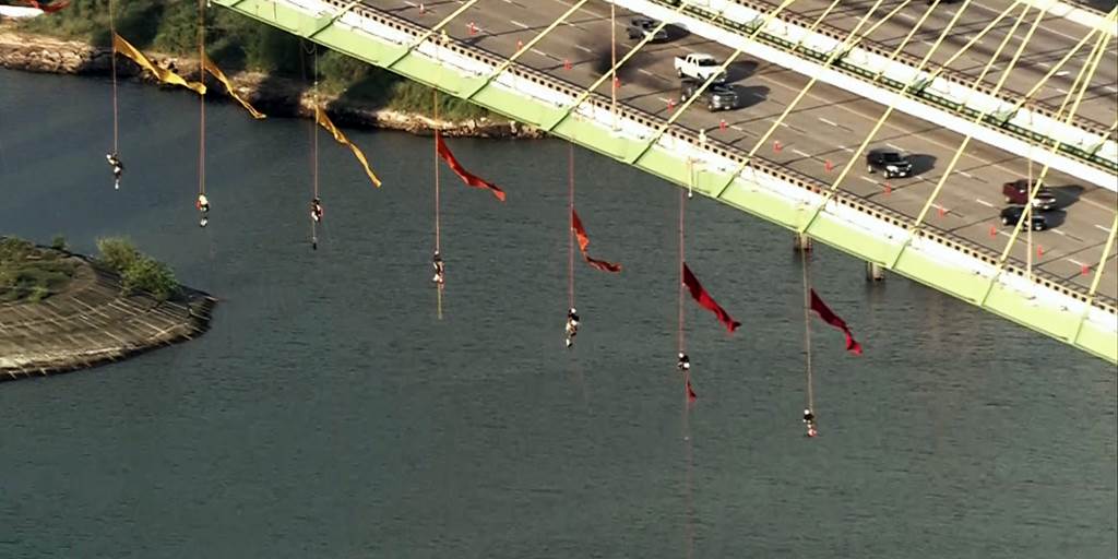 12 personnes se suspendent d’un pont aux USA en signe de protestation 2 190912-protesters-climb-bridge-al-1024_4402a1104f2efdcc7bb03a1091c5f124