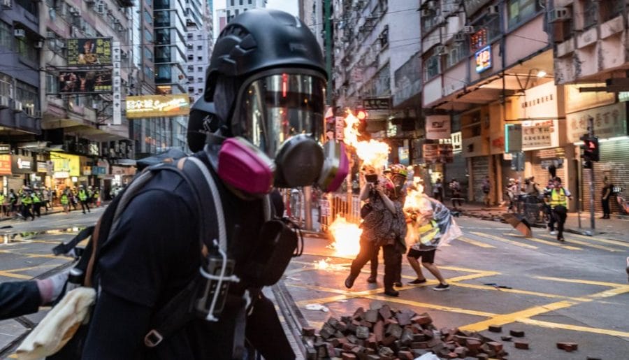 Hong Kong : un weekend de violence après l’interdiction des masques 2 71686016_511211796400944_2315790939450245120_n