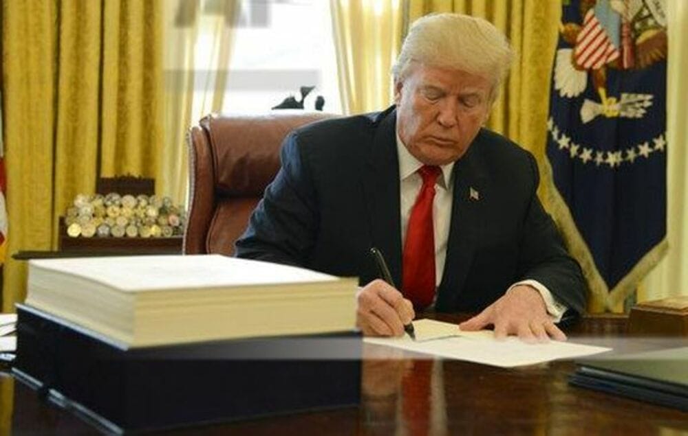 Trump_signing_tax_bill (1)