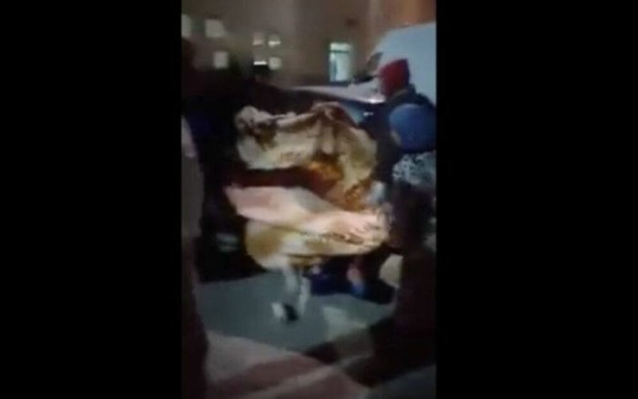 Après avoir été expulsée d’un hôpital, elle accouche dans la rue 2 une-femme-accouche-devant-le-CHU-de-Fès