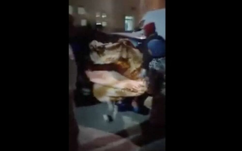 une-femme-accouche-devant-le-CHU-de-Fès