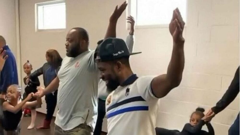 Des papas apprennent la danse classique avec leurs filles 2 fathers-dance-ht-aa-191113_hpMain_16x9_608 (1)