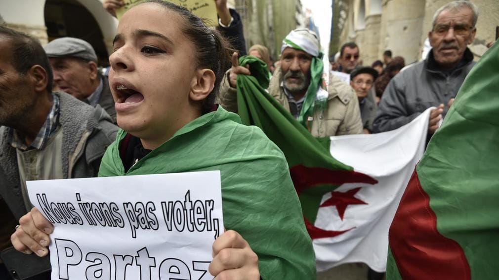 Les Algériens se soulèvent contre les élections du 12 décembre (1)