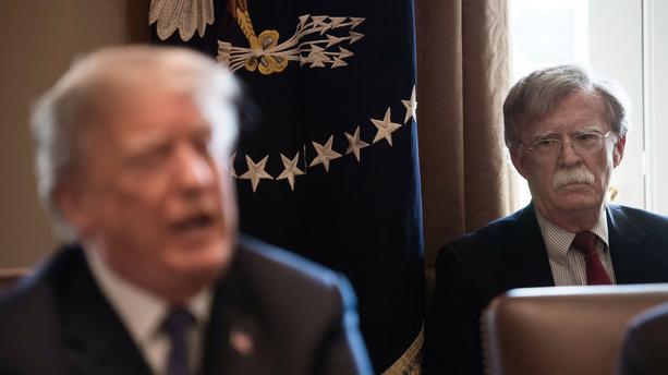 Destitution : John Bolton met un bâton dans les roues du procès 2 donald-trump-et-john-bolton