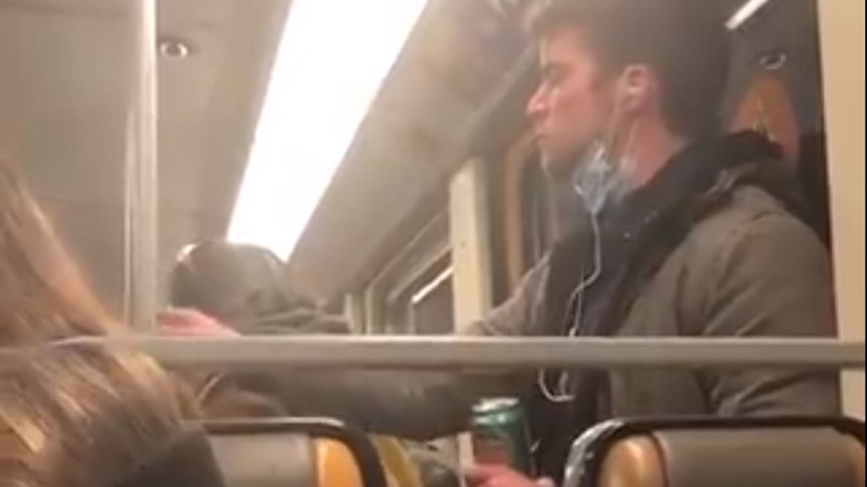 Coronavirus : la vidéo virale d’un navetteur qui répand sa salive dans un métro