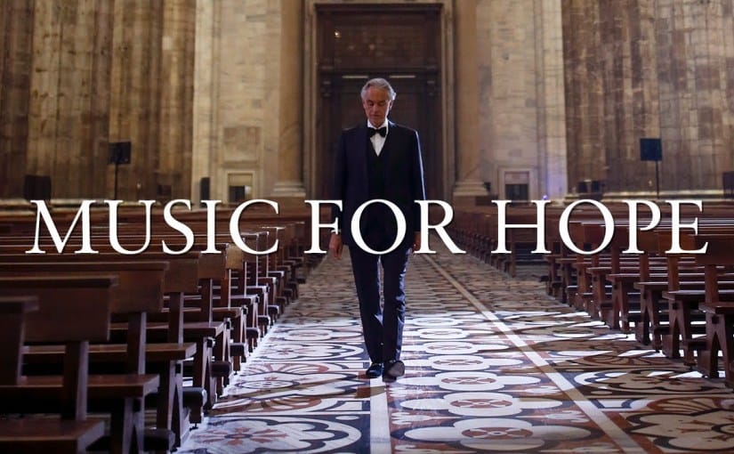 Seul dans la cathédrale de Milan, Andrea Bocelli donne un concert pour Pâques