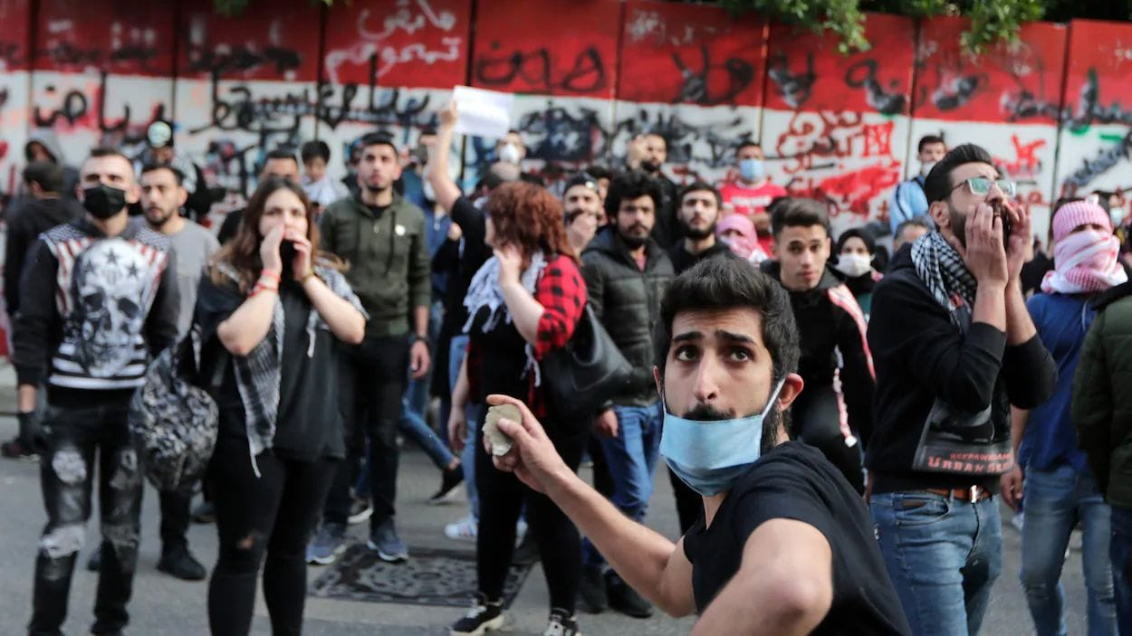 Malgré le couvre-feu, les Libanais manifestent pour dénoncer la situation économique