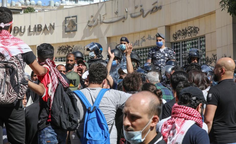 Les Libanais manifestent pour dénoncer la situation économique