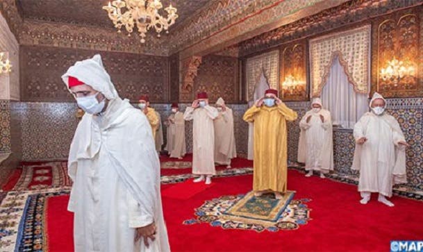 king-mohammed-vi-wears-face-mask-to-preside-over-laylat-al-qadr-prayers Le roi Mohammed VI commémore Laylat Al-Qadr