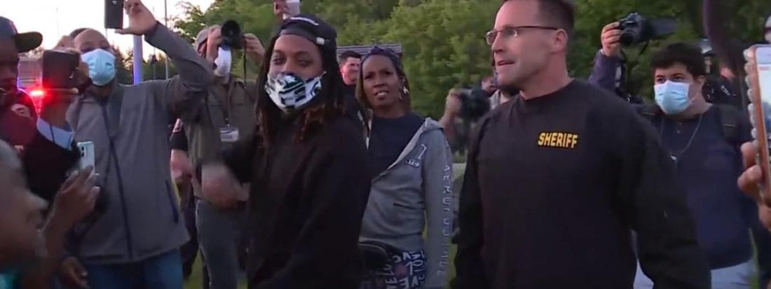 États-Unis : un shérif et des policiers fraternisent avec des manifestants 2 USA : un shérif fraternise avec des manifestants