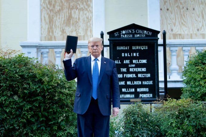 Trump fait disperser violemment des manifestants pour une opération photo 