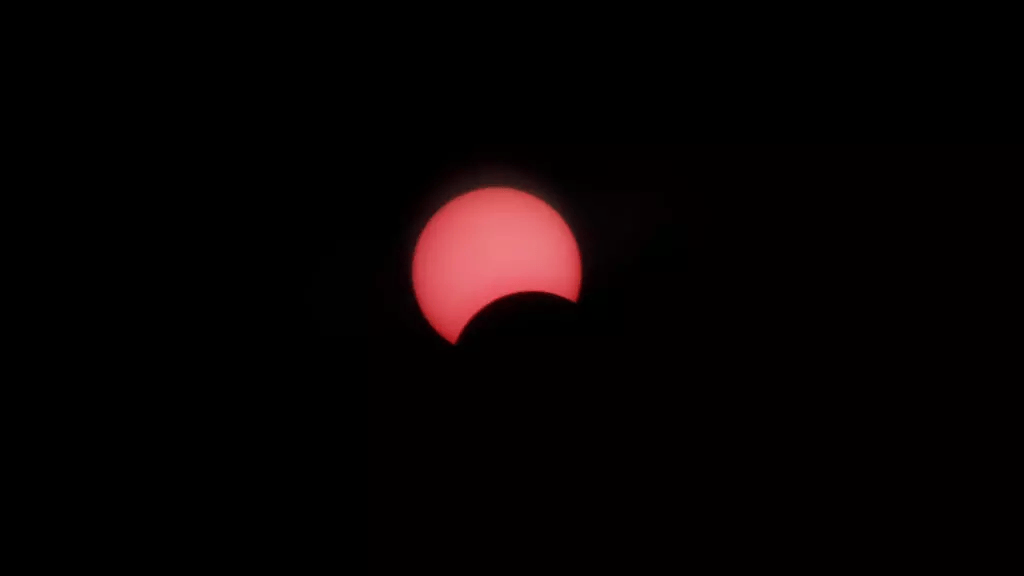 Une rare éclipse solaire observée dans le ciel africain
