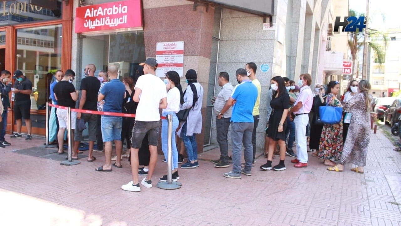 La foule devant les agences RAM et Air Arabia