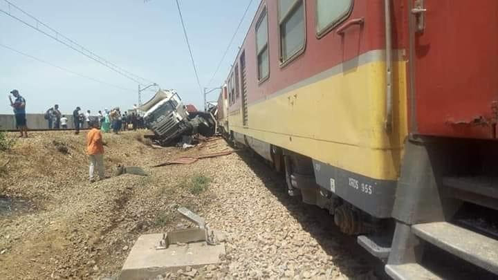 ONCF : un train percute légèrement un camion au niveau de Bouskoura 2 ONCF : un train percute légèrement un camion au niveau de Bouskoura