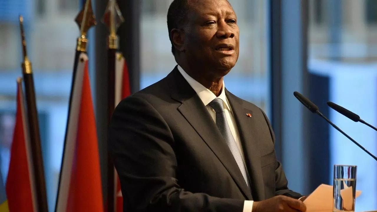 Le président ivoirien Alassane Ouattara s’exprime aux côtés de sa femme Dominique, après avoir voté aux législatives, le 31 octobre 2020 à Abidjan © Reuters