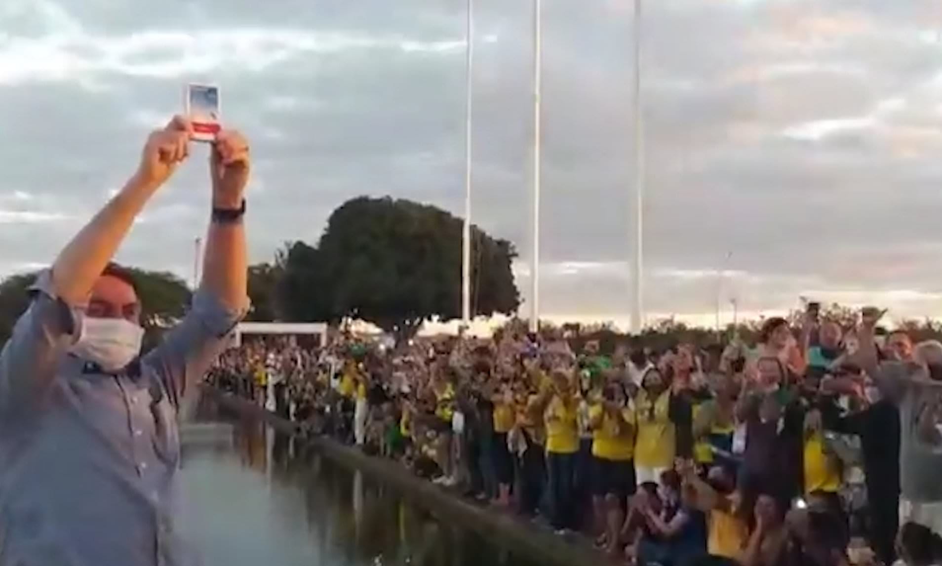 Atteint du Covid-19, Bolsonaro brave la quarantaine pour saluer la foule