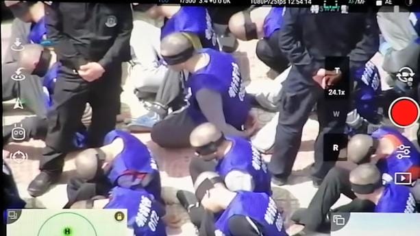 Les images choquantes d’un transfert de détenus ouïghours