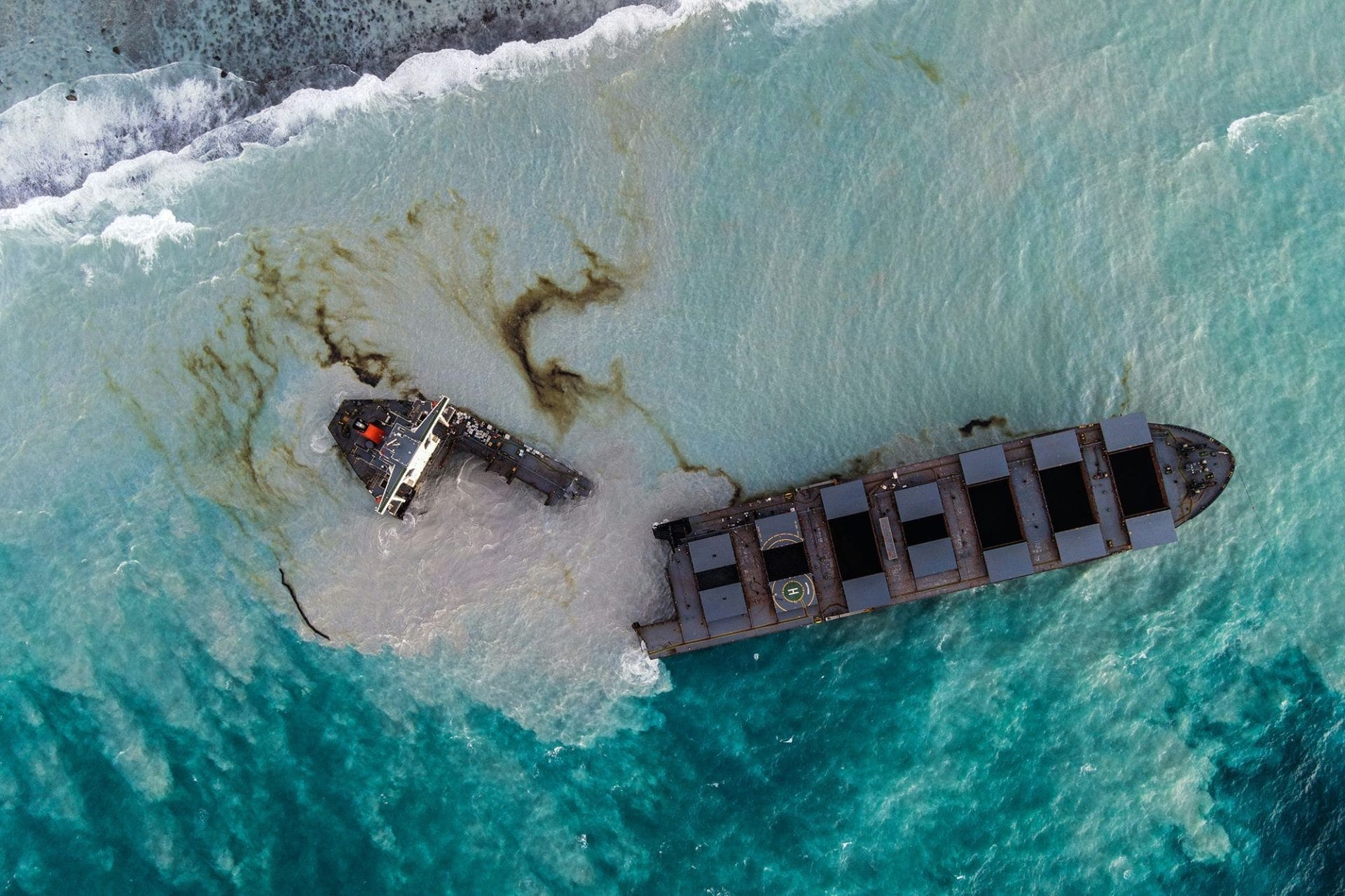 Marée noire : le navire échoué à l’île Maurice s’est brisé en deux