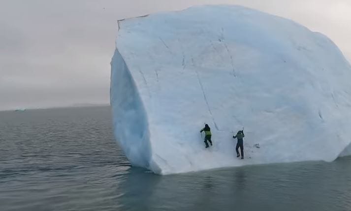 Mike Horn tombe dans une eau