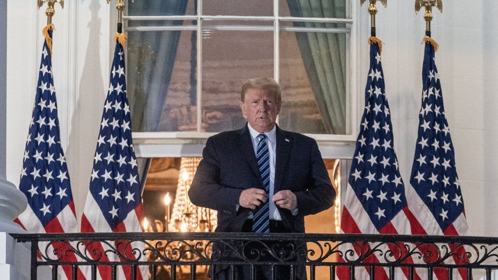 Toujours malade, Donald Trump rejoint la Maison-Blanche