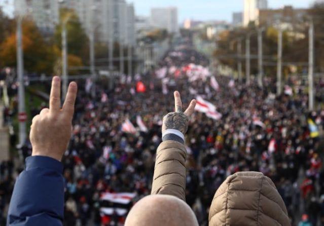 des milliers de personnes manifestent à Minsk