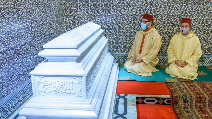 Le roi Mohammed VI se recueille sur la tombe de feu Hassan II 2 Mohammed VI se recueille sur la tombe du Hassan II