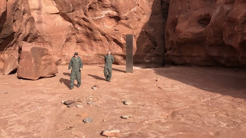États-Unis : un mystérieux monolithe de métal découvert en plein désert 2 monolithe de métal